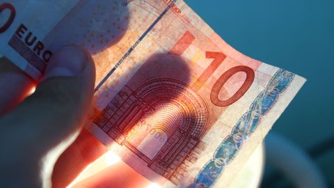 Широкий жест: пособие по бедности могут повысить на 10 евро