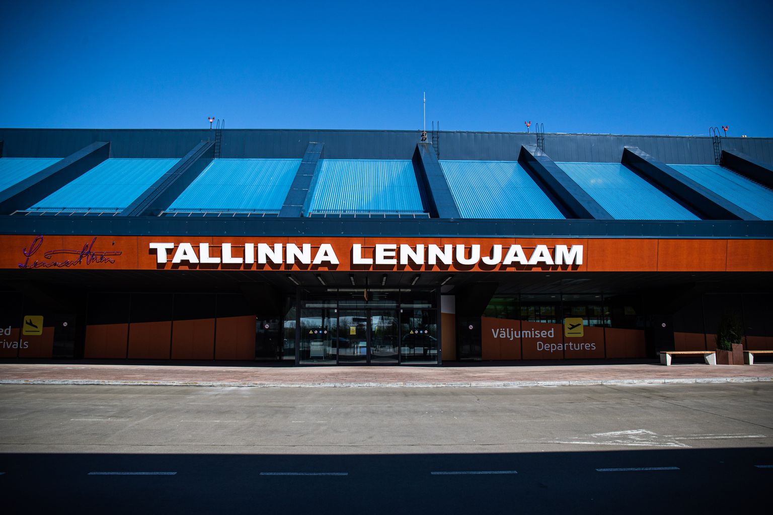 Tallinna lennujaama läbis juulis üle 75 000 reisija. Eelmise aasta samal kuul teenindati üle 319 000 reisija.