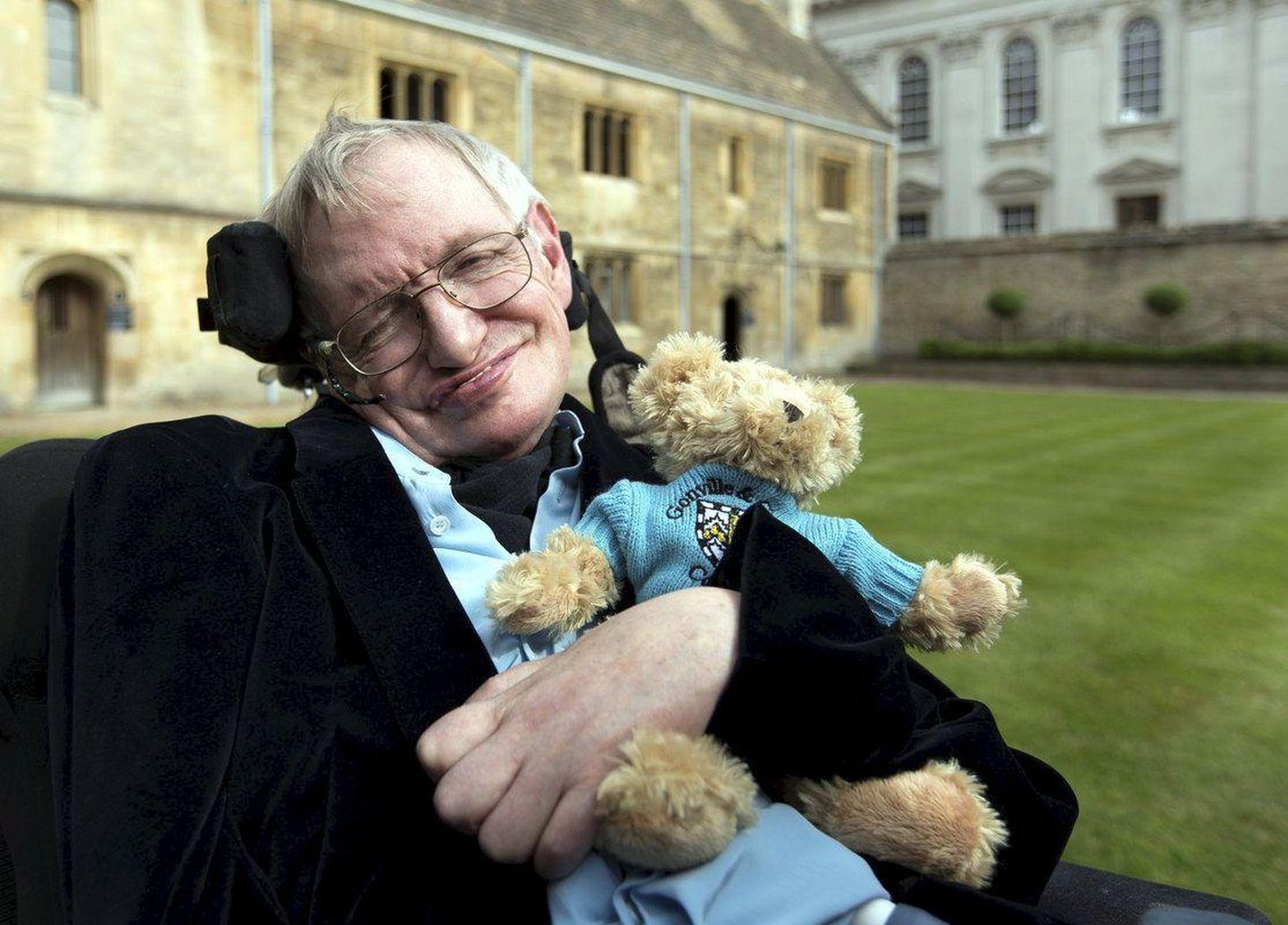 Stephen Hawking koos Gonville & Caiuse kolledži kaisukaruga.