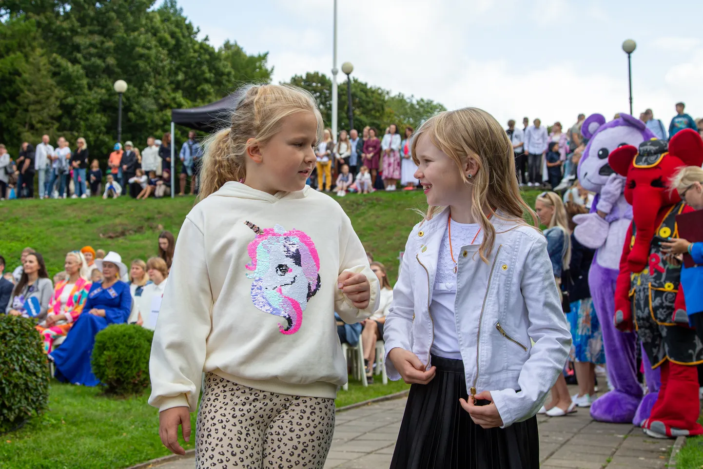 В церемонии объявления школьного мира на дворцовой площадке Оруского парка участвовали обе школы волости - Тойлаская гимназия и Кохтла-Ныммеская школа.