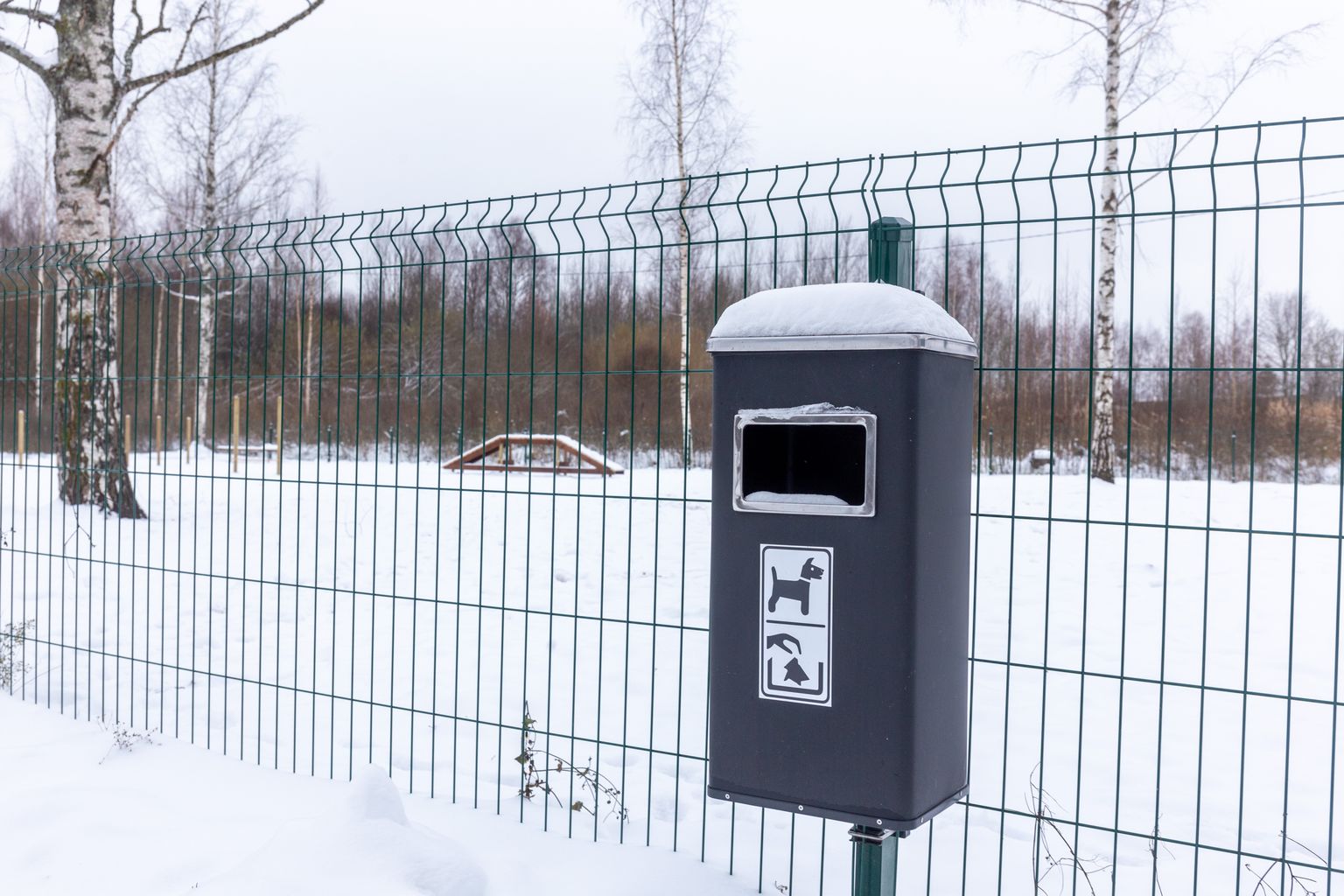 Karksi-Nuia koerte mänguväljak. Prügikast koertele.