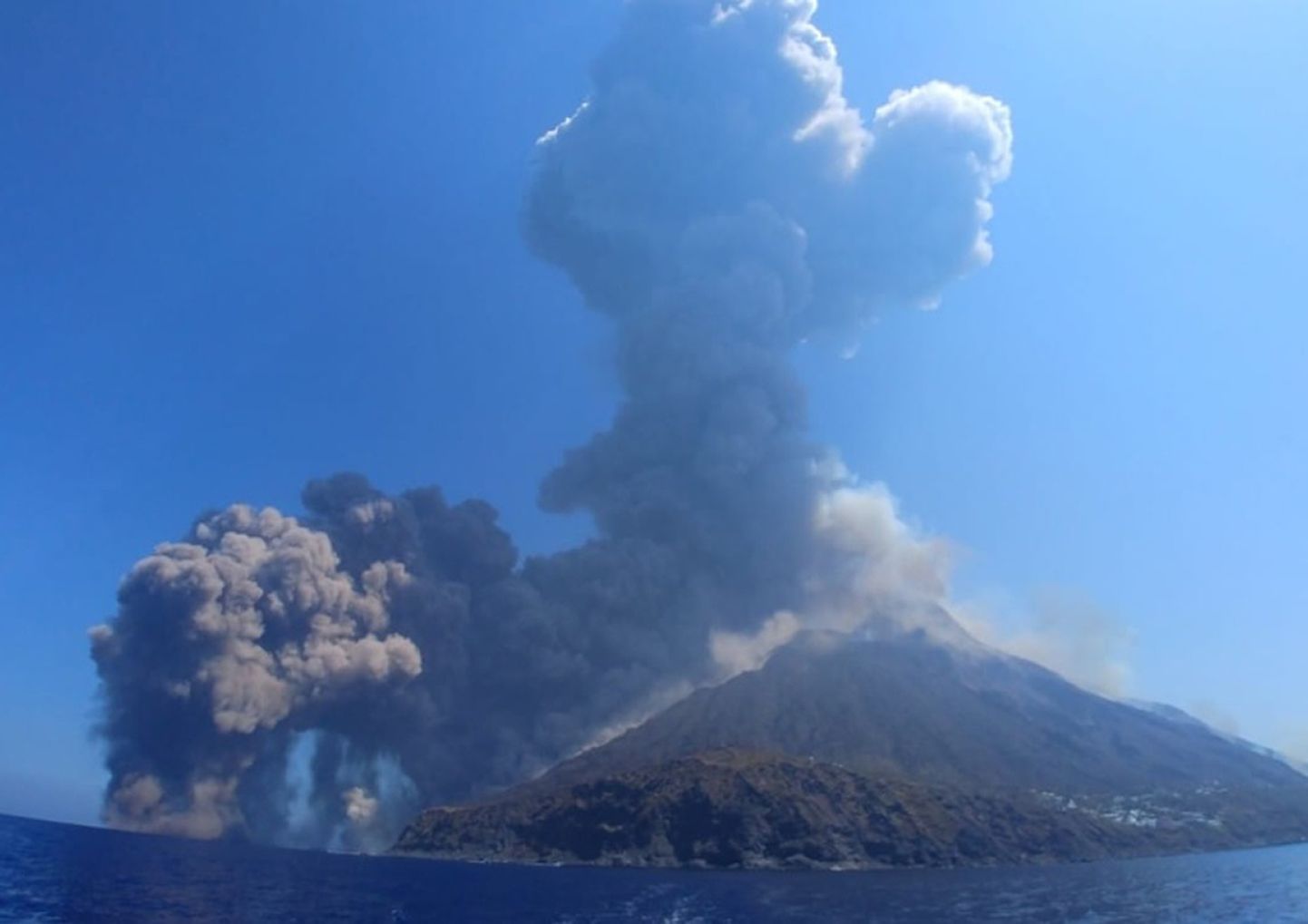 Tänane Stromboli vulkaani purse.