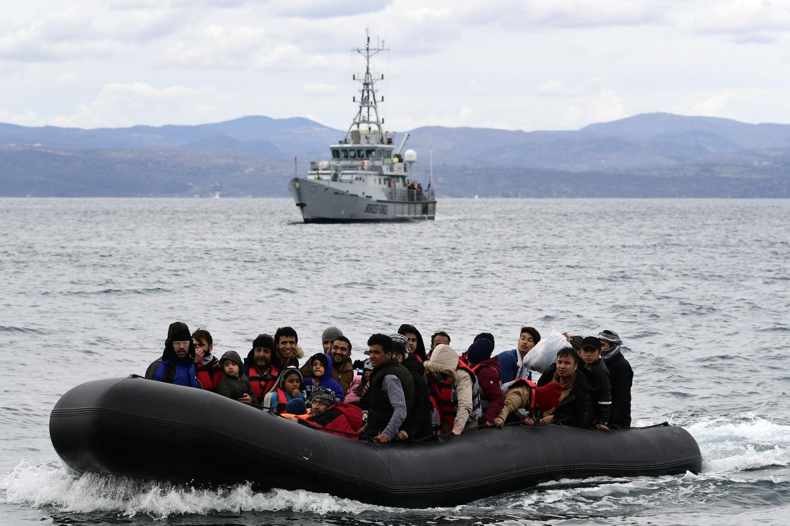 Frontexi alus saatmas Kreeka Lesbose saarele saabuvat migrandipaati.
