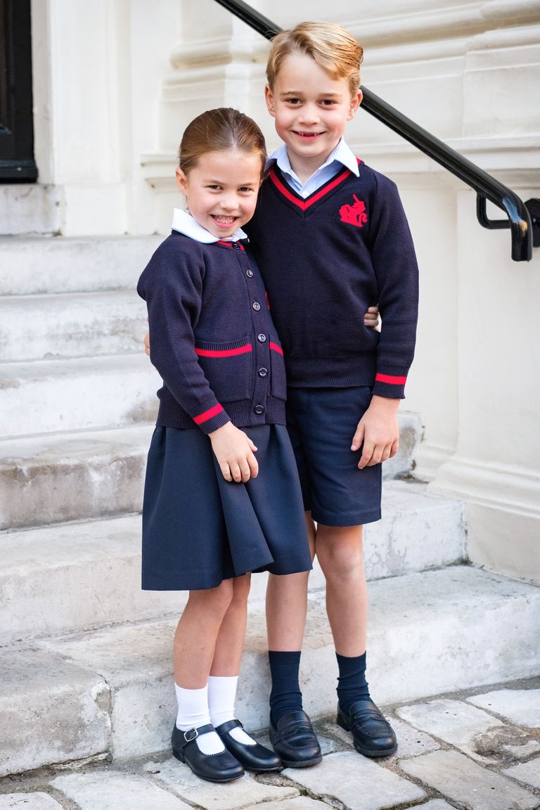Foto noortest siniverelistest Thomas's Battersea kooli koolivormis printsess Charlotte'i esimesel koolipäeval, 5. septembril aastal 2019.