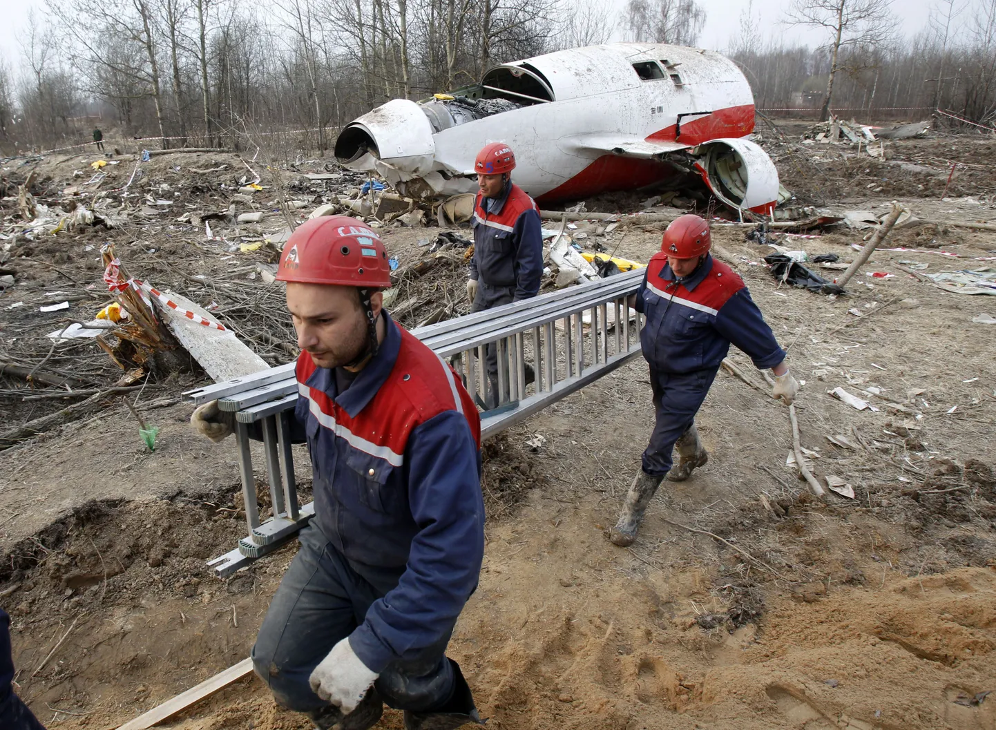 Töölised TU-154 katastroofipaigal Smolenskis. Pilt on tehtud 13. aprilll.