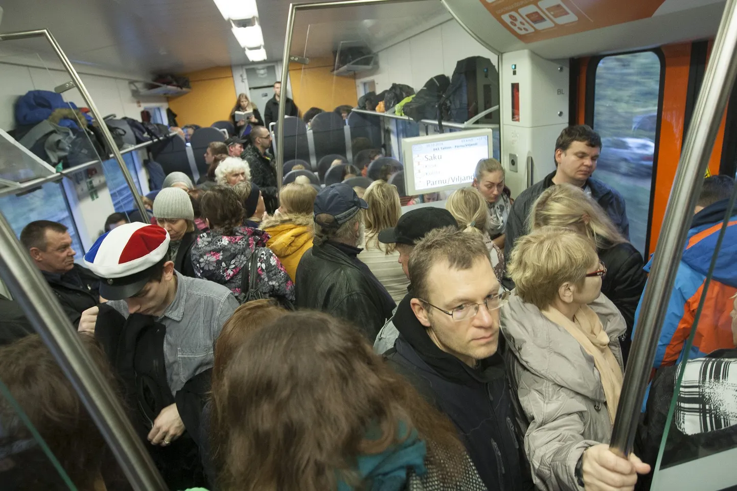 Puupüsti täis õhtune Viljandi rong.