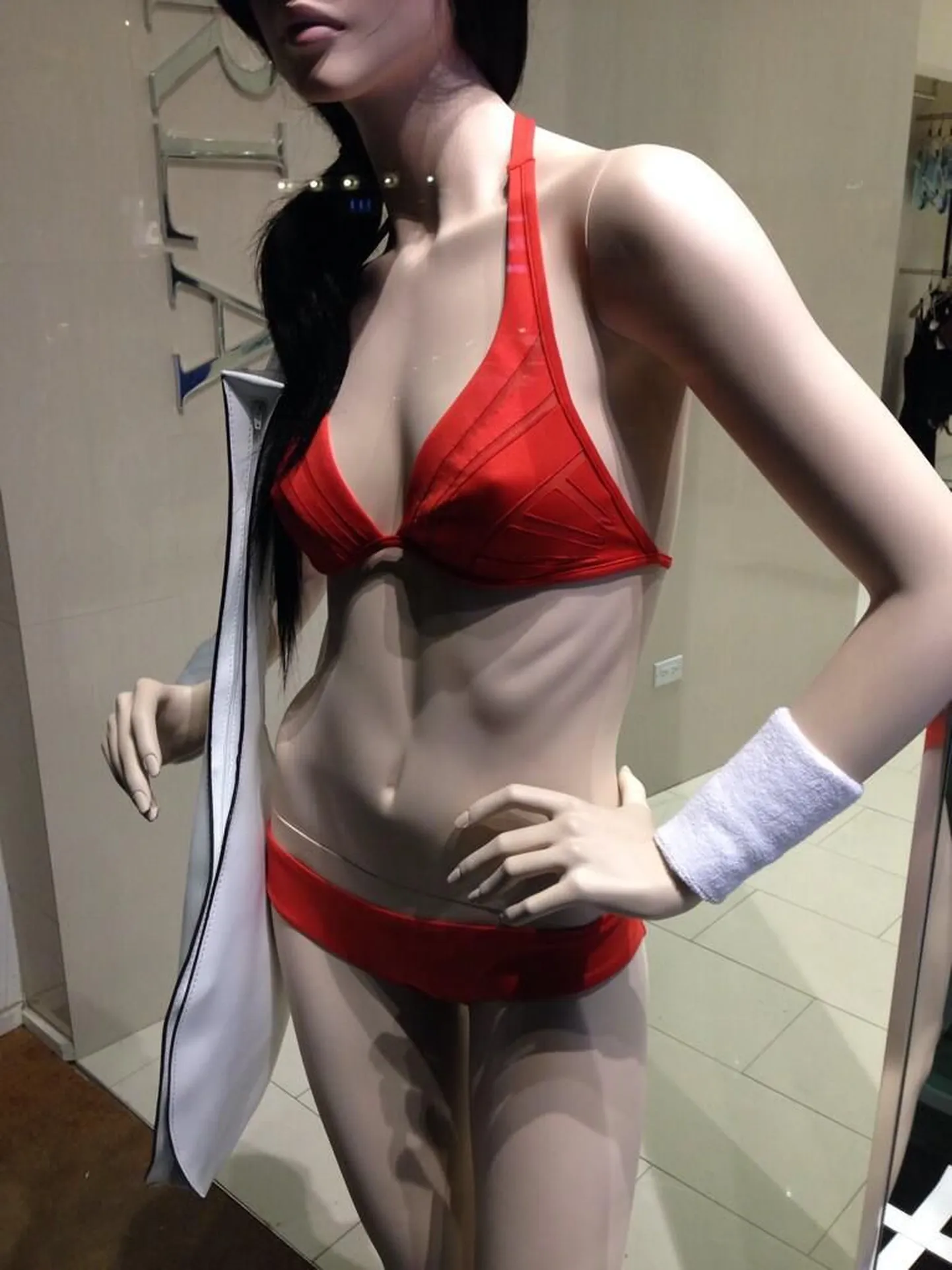 Kõhn mannekeen La Perla vaateaknal.