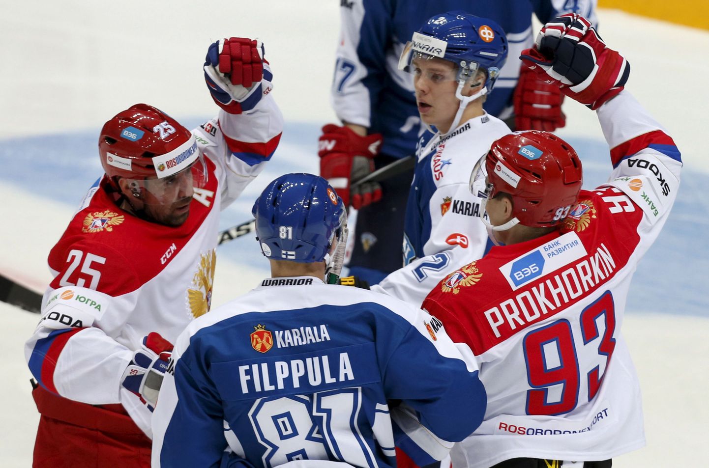 Soome (sinises) ja Venemaa hokimehed Euro Hockey Touri mängus.