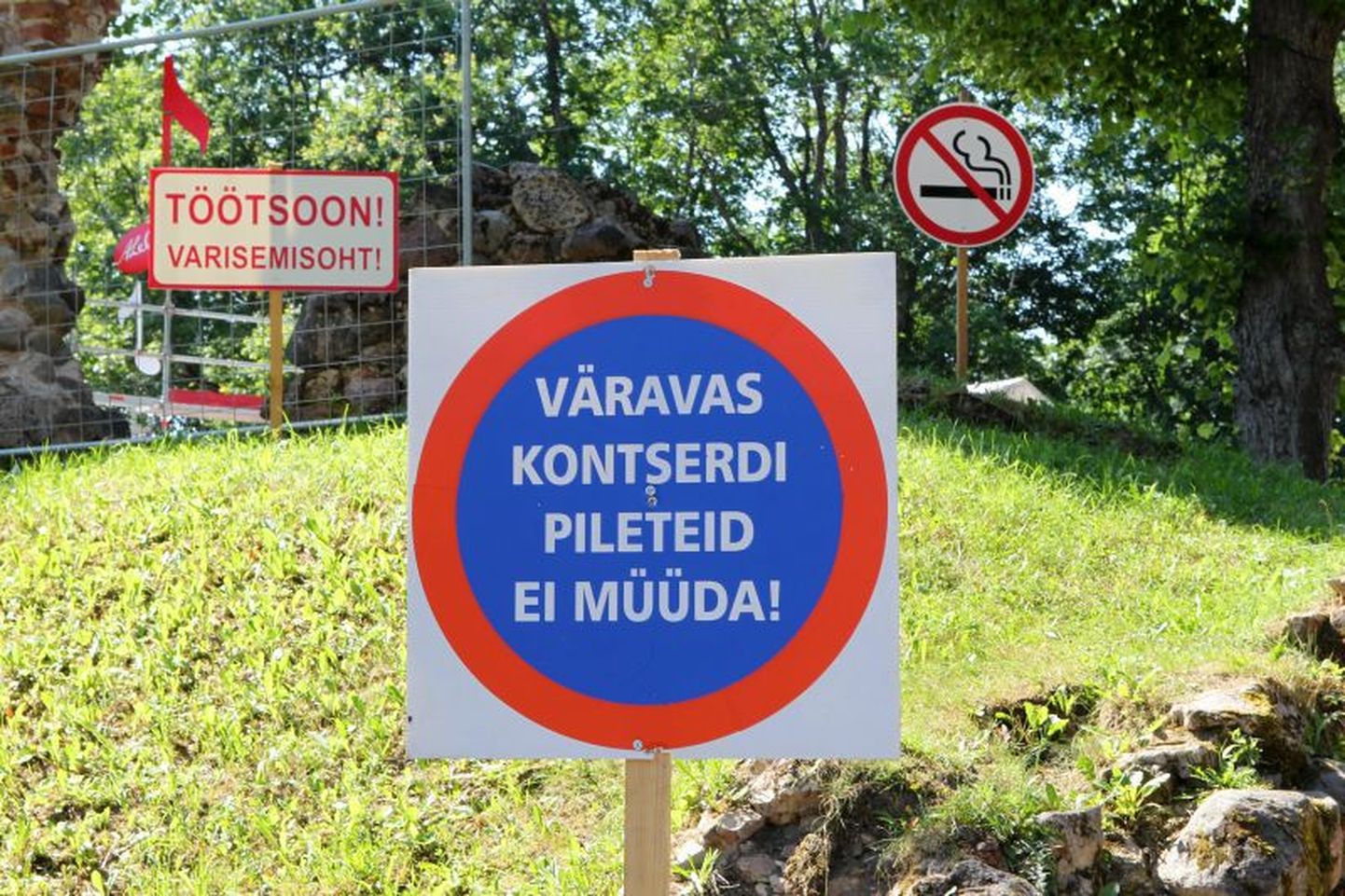 Peolisel tuleb Viljandis jälgida mitmeid keelavaid ja suunavaid märke.