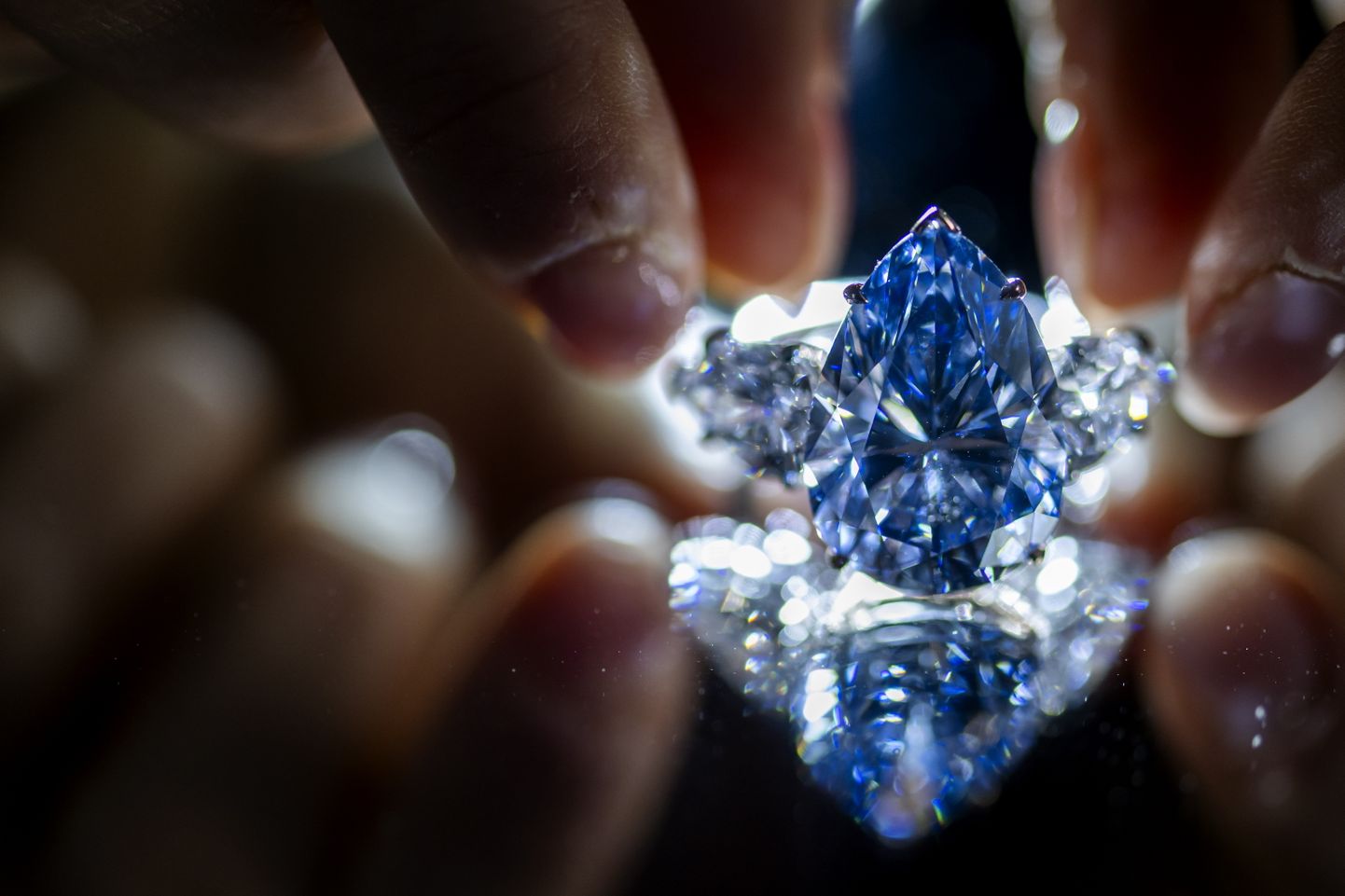 Bleu Royal nimeline sinine teemant.
