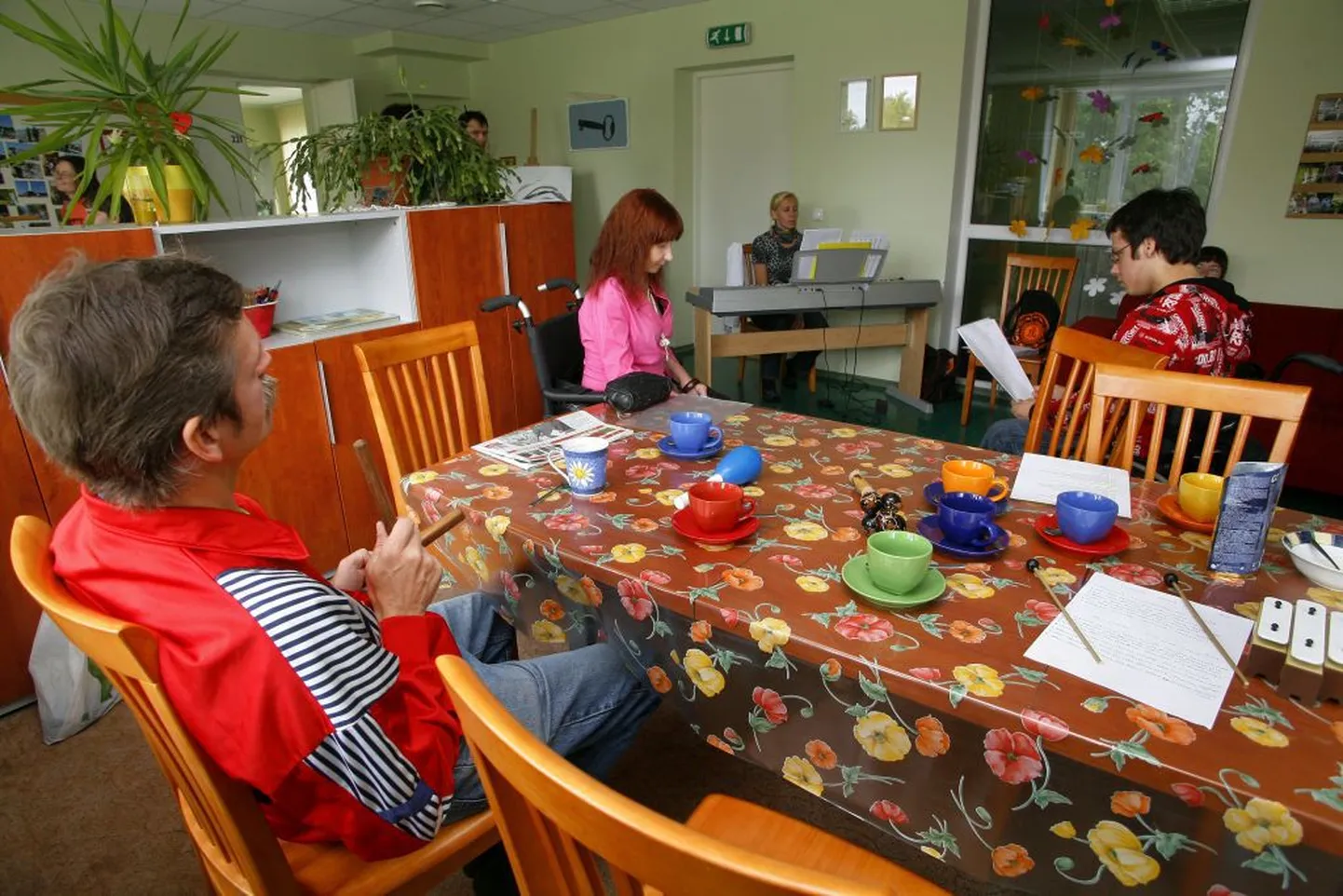Füüsilise ja muu puudega inimestel on päevakeskuses regilauluring, alati on kaetud laud mõnusaks kohvipausiks.