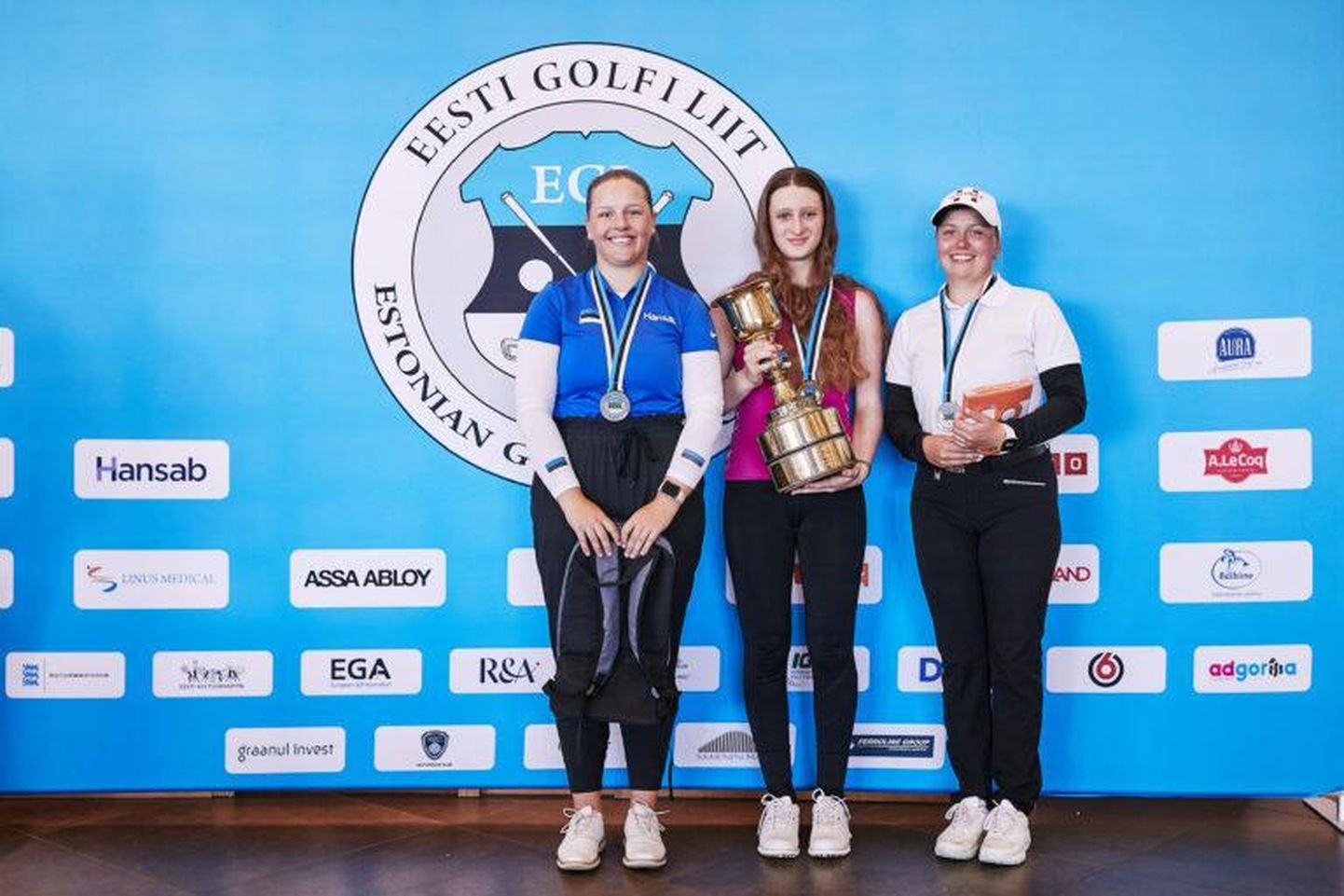 Hannah Õunap (keskel) tuli naiste arvestuses golfi rajamängus Eesti meistriks.
