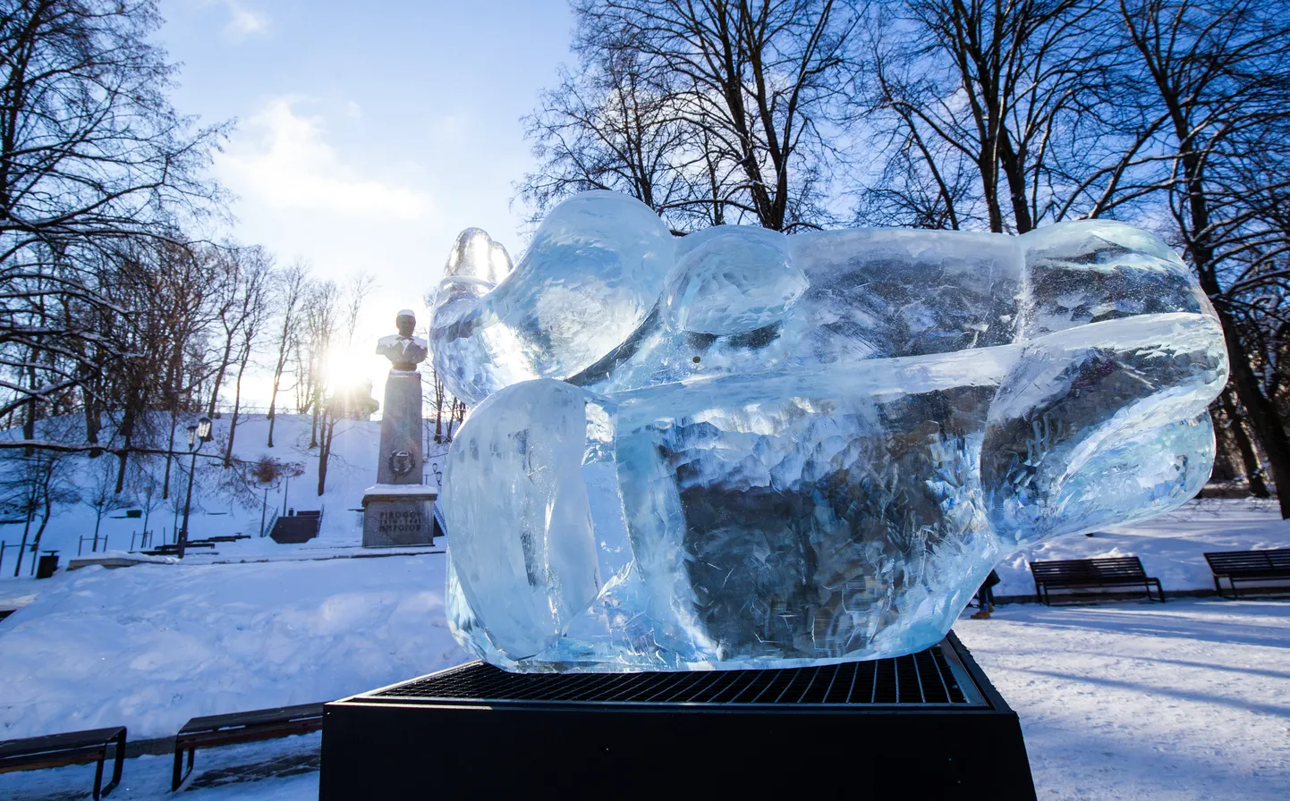Eelmisel talvel pakkus Pirogovi platsil silmailu jääst pühvliskulptuur.