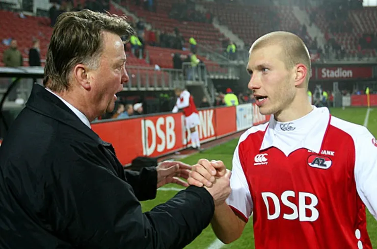 2009. aasta jaanuaris toimus Klavani karjääris oluline murrang, kui Hollandi kõrgliiga tiitlipretendent AZ Alkmaar tema mängijaõigused Heracleselt ära ostis. AZi peatreener oli Louis van Gaal, kes õnnitleb sel fotol eestlast pärast tolle debüüti, mis toimus 4. veebruaril 2009 ja kus AZ alistas 1:0 Andres Operi toonase koduklubi Kerkrade JC Roda.

"Mängisin nii poolkaitses kui ka vasakkaitses. Alles Alkmaaris tegi Louis van Gaal minust keskkaitsja," meenutas Klavan 2016. aastal UEFA koduleheküljele antud intervjuus karjääri üht võtmesündmust. Klavan pälvis kiiresti van Gaali usalduse ning võitis AZiga üllatuslikult Hollandi meistritiitli (esimest korda pärast 1981. aastat krooniti meistriks keegi teine peale Amsterdami Ajaxi, PSV Eindhoveni või Rotterdami Feyenoordi), mis on siiani kaalukaim Eesti jalgpalluri poolt võidetud tiitel (loodetavasti on homme õhtuks olukord muutunud!).