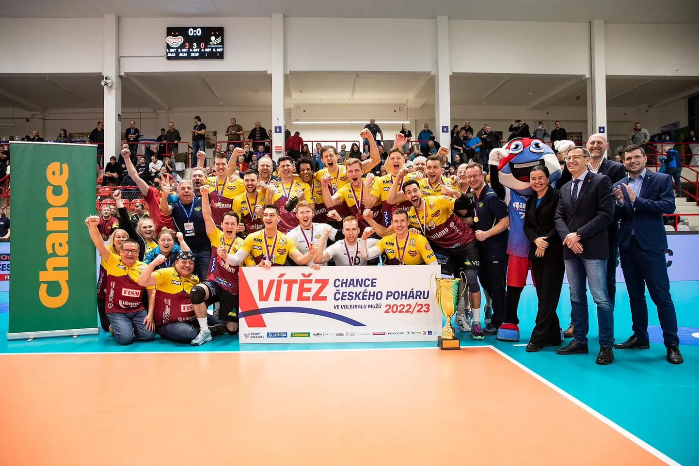 Libereci Dukla mängijad tähistamas karikavõitu.