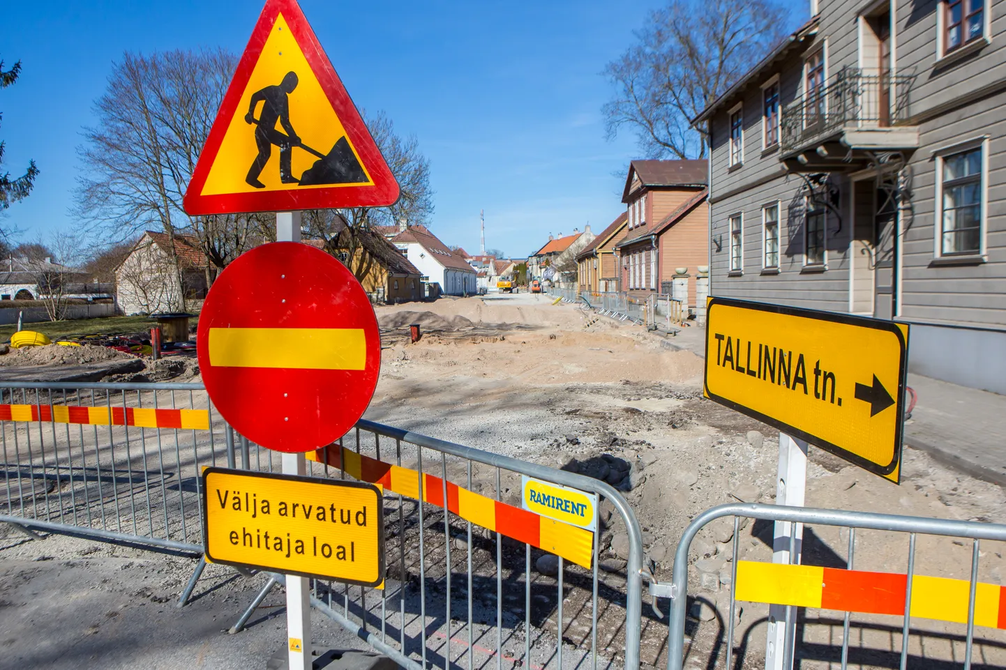 KESKLINNA EHITUSTÖÖD võinuks asjatundjate väitel vabalt lõpule viia juba eelmise aasta suvega, kui Merko Infraga sõlmitud lepingus oleks sätestatud lepingutrahve või muid hoobasid, mille abil vald saaks ehituse venimist takistada.