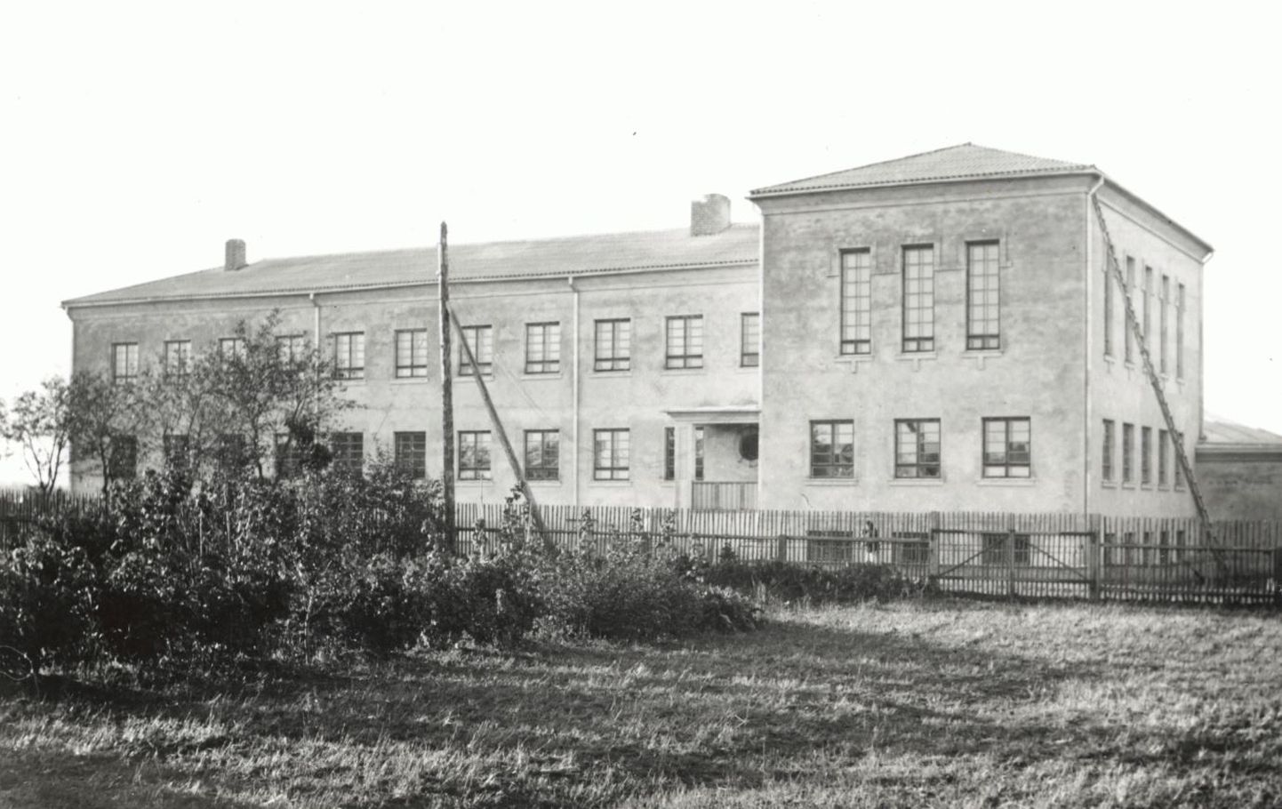 Vaade Suure-Jaani koolihoonele esiküljele, u 1940.