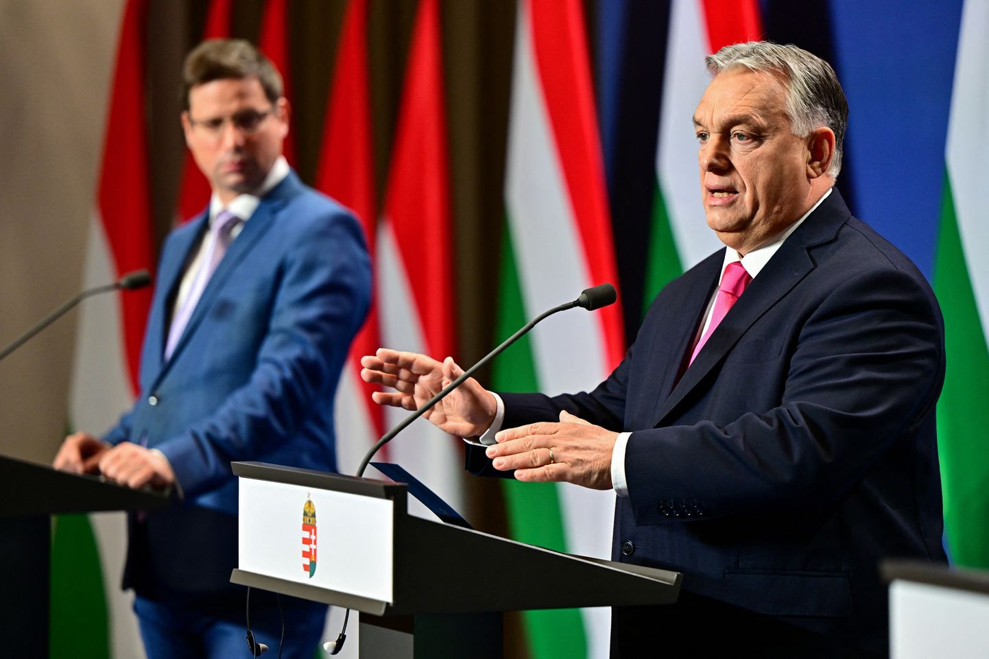 Ungari peaminister Viktor Orbán ning tema kabinetiülem Gergely Gulyás iga-aastasel rahvusvaheline meediabriifingul Budapestis 21. detsembril 2023. aastal.