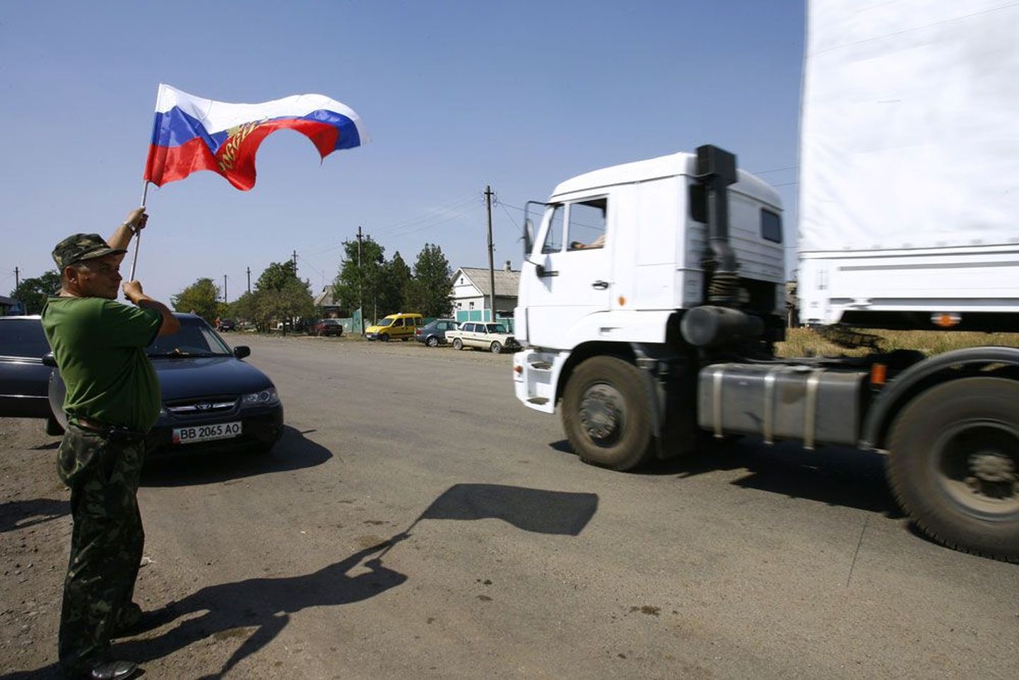 Ukraina Izvarāne piiripunktis tervitas eile Vene abikolonni ebaseaduslikku sisenemist Vene lippu lehvitav kohalik elanik.