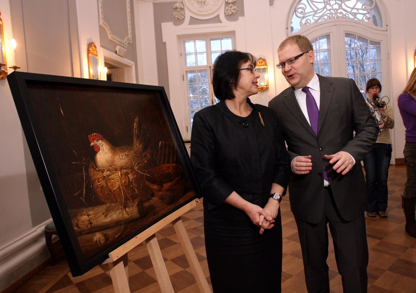 Välisminister Urmas Paet andis eile Eesti Kunstimuuseumi direktorile Sirje Helmele muuseumi 90 aasta juubeli puhul üle Amsterdami kunstniku Govert Dircksz Camphuyseni õlimaali «Kana pesal».