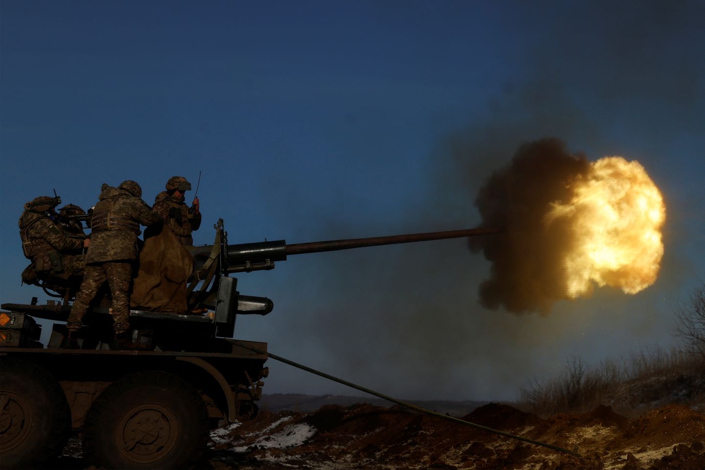 Ukraina sõjaväelased tulistavad eile Bahmuti lähistel õhutõrjerelvast.