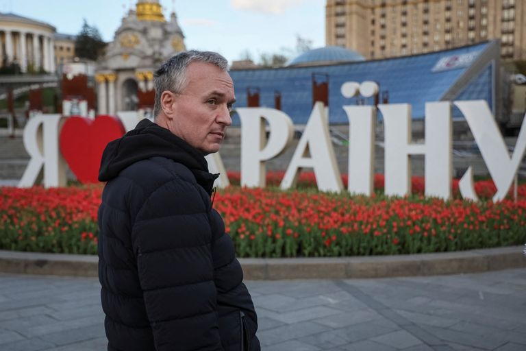 Бывший вице-президент Газпромбанка Игорь Волобуев, бежавший из России в Украину, в центре Киева, Украина, 28 апреля 2022 года.