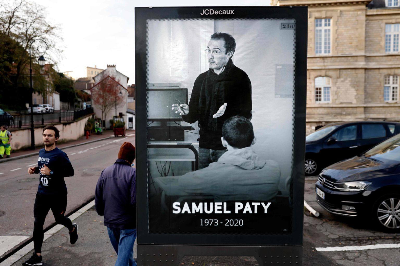 Mõrvatud Prantsuse õpetajat Samuel Patyd kujutav plakat.