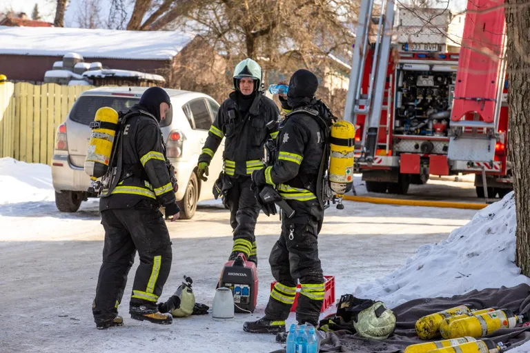 Kohal olid Pärnu ja Pärnu-Jaagupi päästemeeskond kolme autoga.