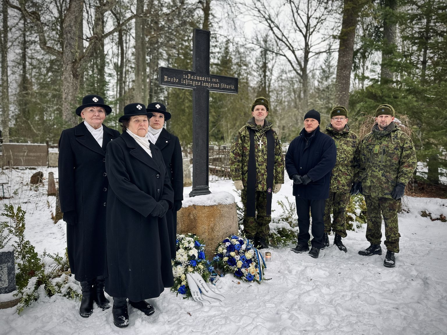 Helme kalmistul meenutati Roobe lahingut langenud sõdurite hauale püstitatud risti juures.