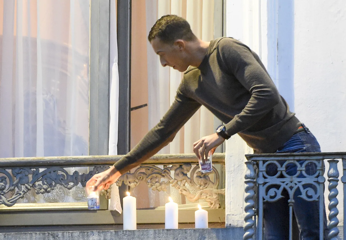 Mohamed Abdeslam eile oma maja rõdule leinaküünlaid panemas.