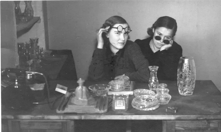 Agnes koos töökaaslasega Lorupi klaase esitlemas. Foto (ETDM _ 16371 Ar 61); Eesti Tarbekunsti- ja Disainimuuseum; Faili nimi:Ar 61 ETDM.jpg