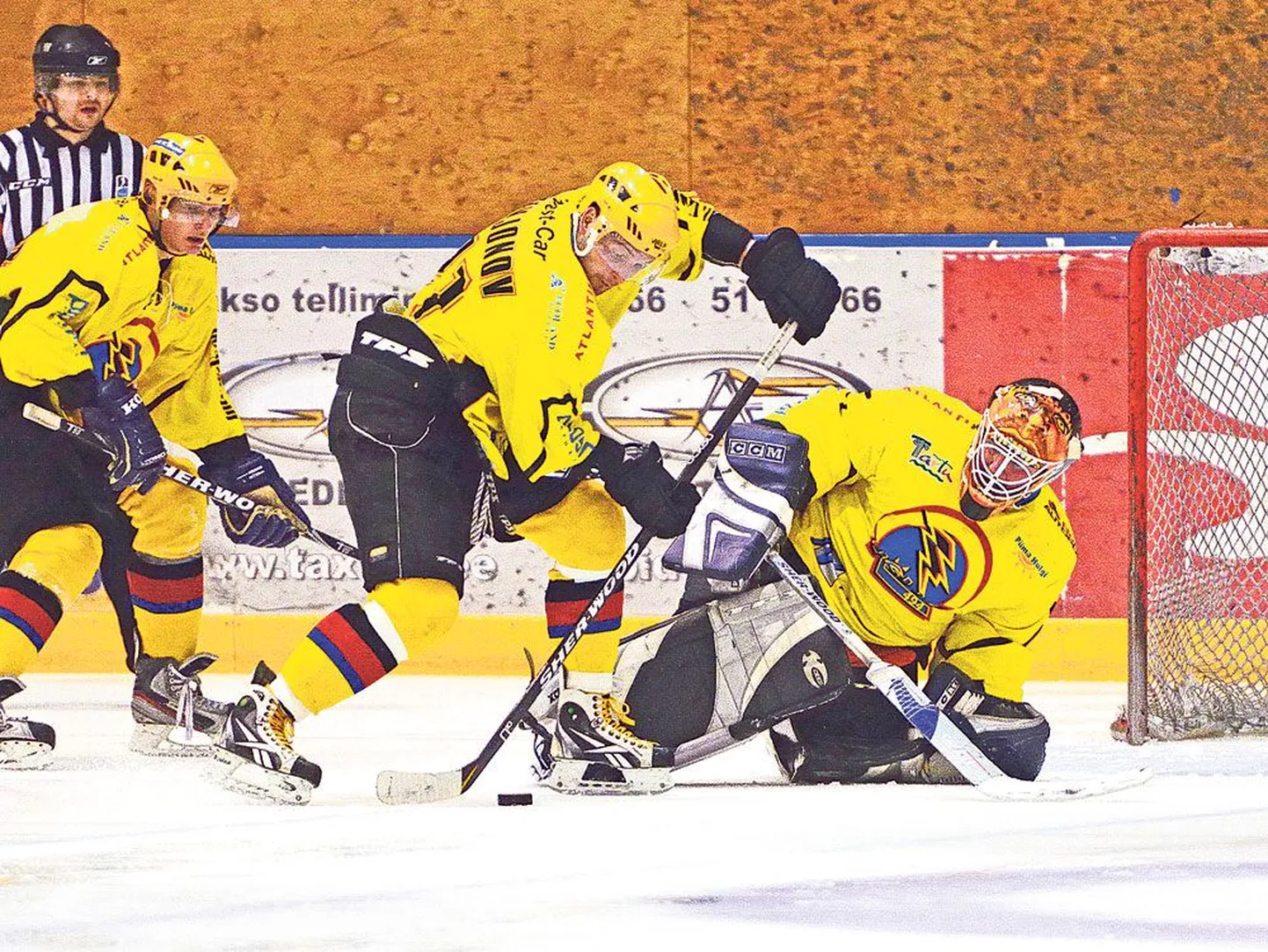 Martin Terna (vasakult), Maksim Semjonov ja väravavaht Jevgeni Dubkov kaitsesid Tartu väravat ennastsalgavalt, kuid neljanda finaalmängu võitis seisuga 4:3 siiski Tallinn Viiking Sport. Nii said pealinna hokimehed ka meistriliiga võidukarika pea kohale tõsta.