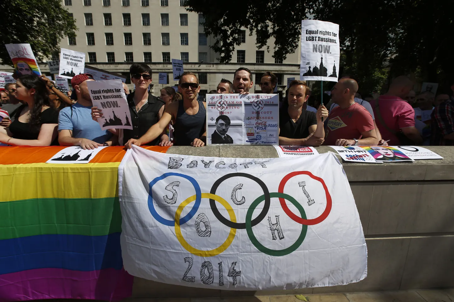 Активисты организаций секс-меньшинств митингуют в Лондоне против антигейского закона РФ и призывают к бойкоту сочинской Олимпиады.