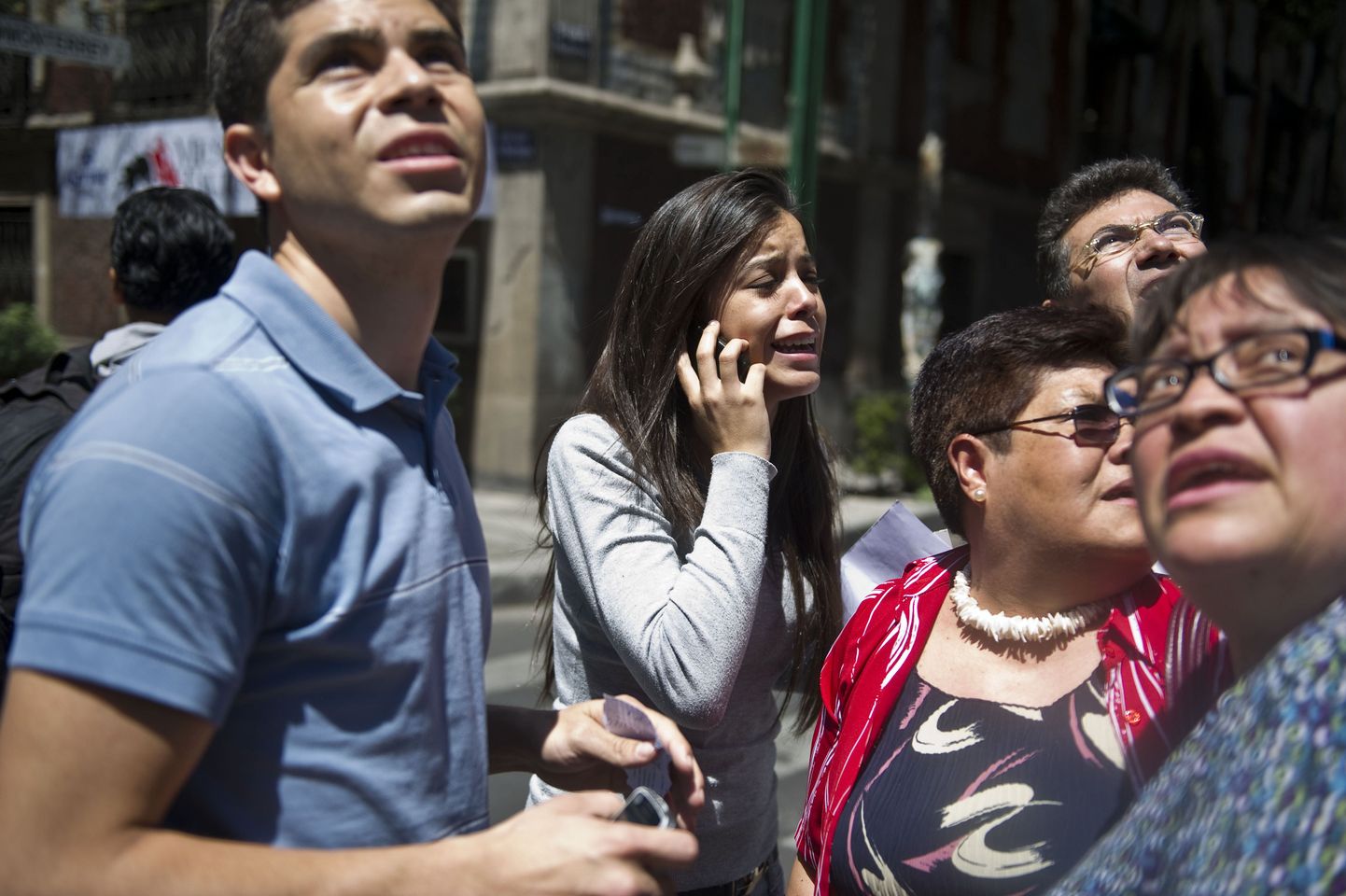 Maavärina järel hoonetest välja jooksnud inimesed México tänavatel.