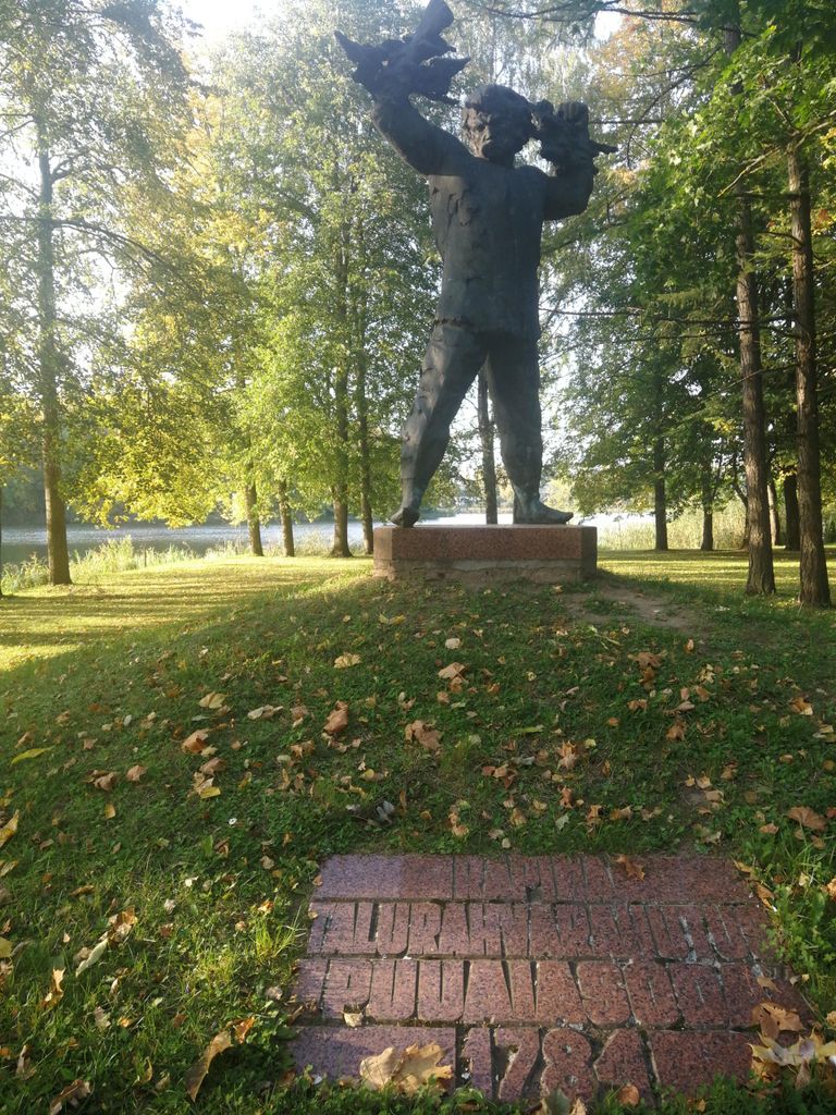 Räpina Paberivabriku endise peasissekäigu vastas haljasalal seisab puuaiasõdalane – ajaloolise puuaiasõja mälestusmärk (autor Riho Kuld, 1984). Kohalik rahvas kutsub seda raudmeheks.