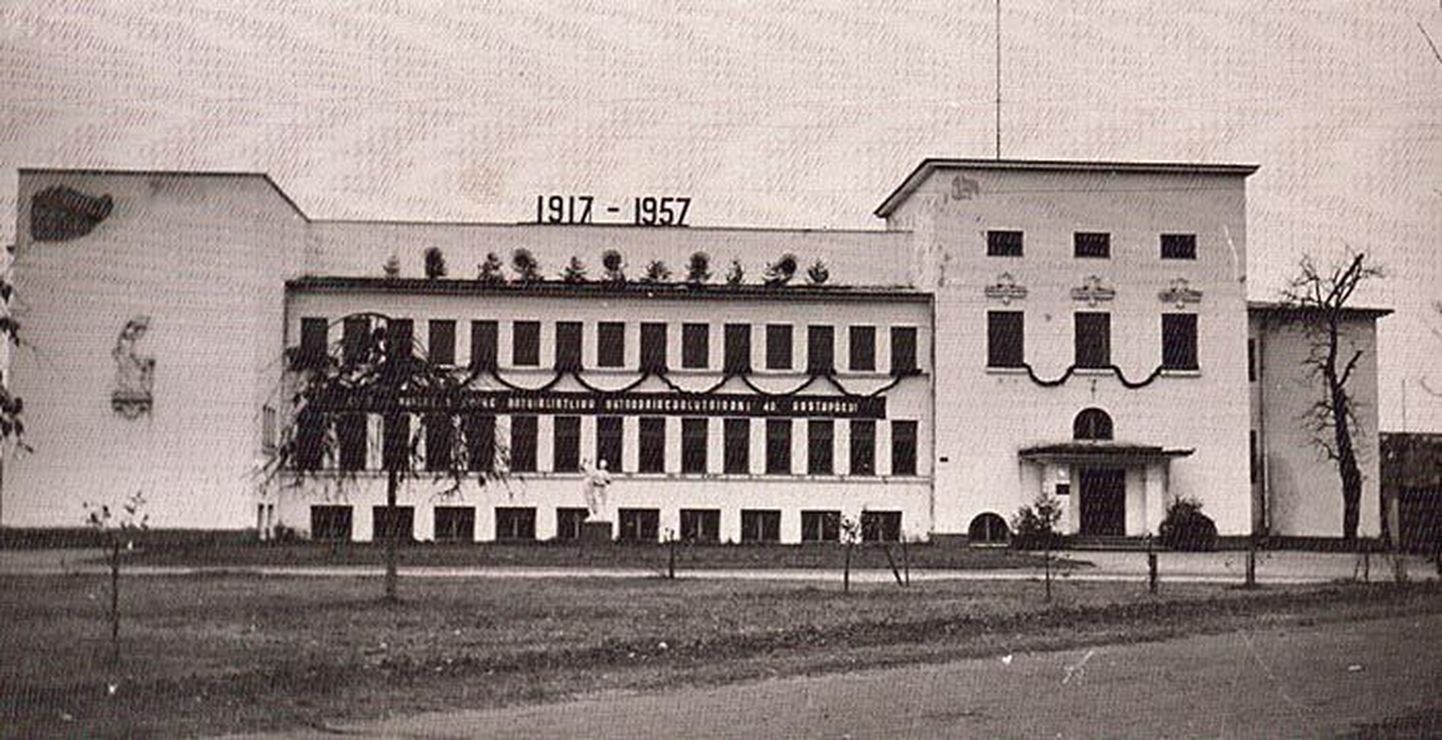 Praegune Pärnu Hansagümnaasium ja Olev Siinmaa projekteeritud maja pea pool sajandit tagasi 1957. aasta oktoobripidustuste künnisel. 

Urmas Luik/Olaf Esna erakogu