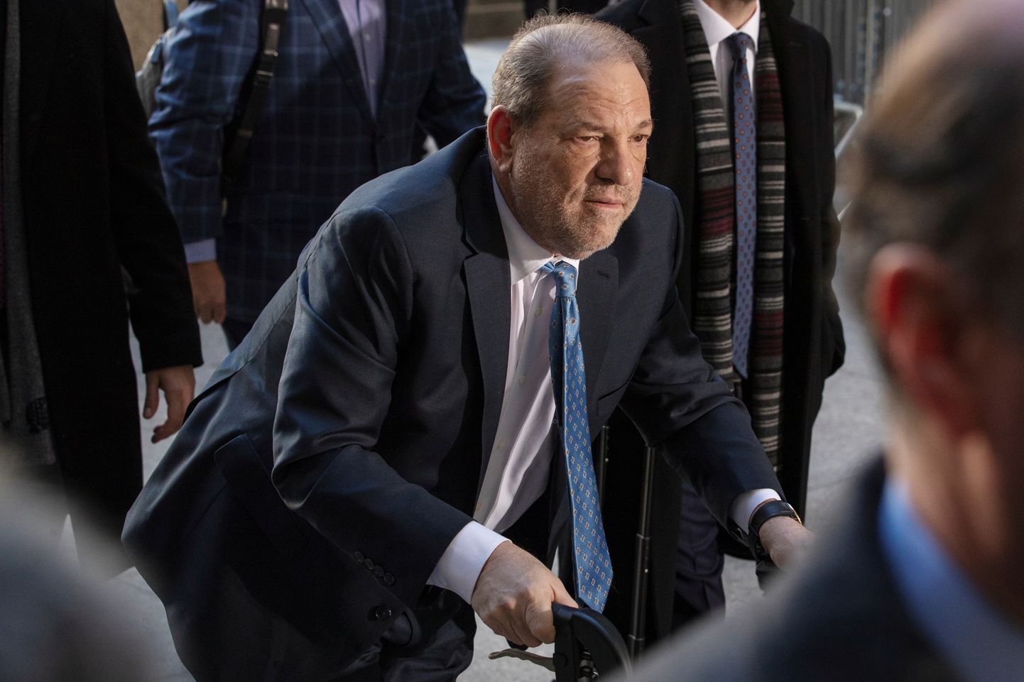 Harvey Weinstein liikus New Yorgi kohtus jalutusraamiga.