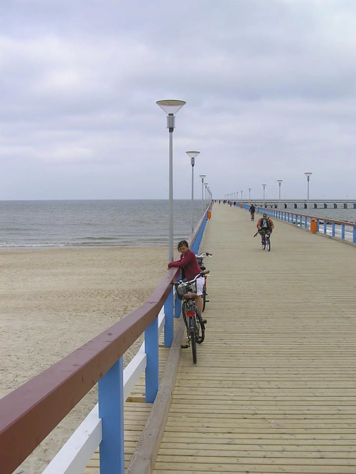 Hommikuti on Palanga promenaadi lõpus asuv muul üpris inimtühi.
