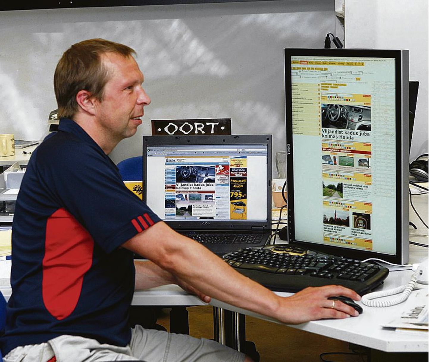 Veebitoimetaja Madis Luik istub arvuti ees tihti ka õhtuti või nädalavahetustel, et lood «Sakala» netikülje administraatoriosas (paremal ekraanil)üles riputada ja lugejatele mõeldud lehel (vasakul ekraanil) nähtavaks muuta.