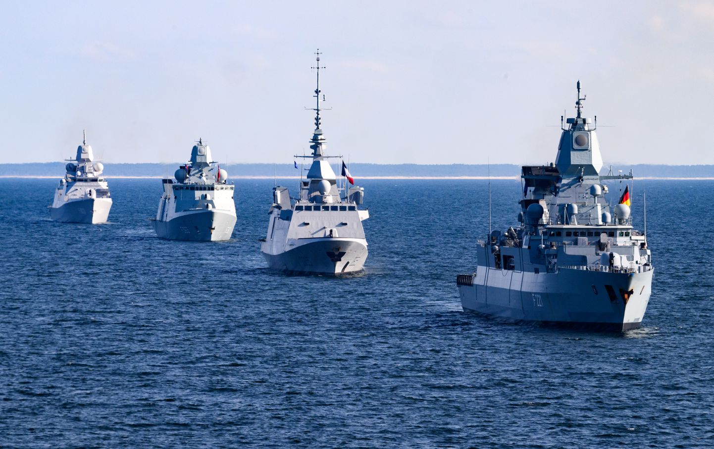 Военные корабли НАТО у берегов Латвии