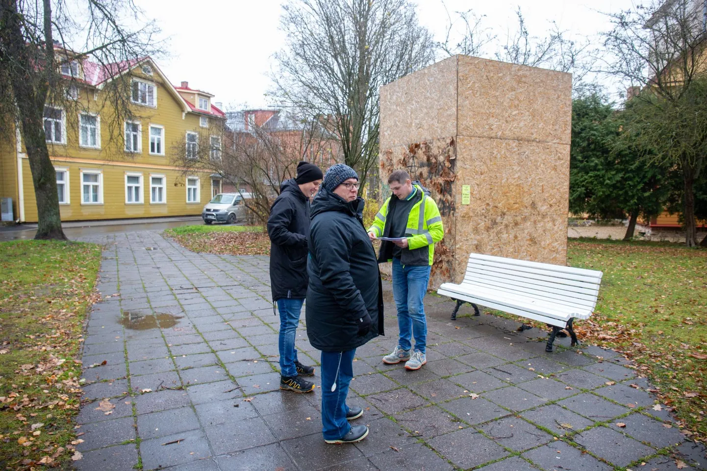 Linnaametnikud tutvustavad kõigile võimalikele töövõtjatele värskenduskuuri ootel parki.
