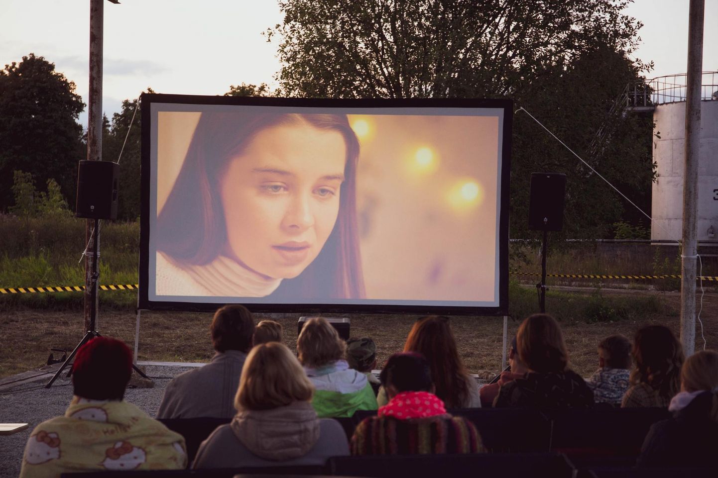 Väljavalitud nägid kütusejaamas suurel ekraanil armsat lühifilmi “Sofia”.