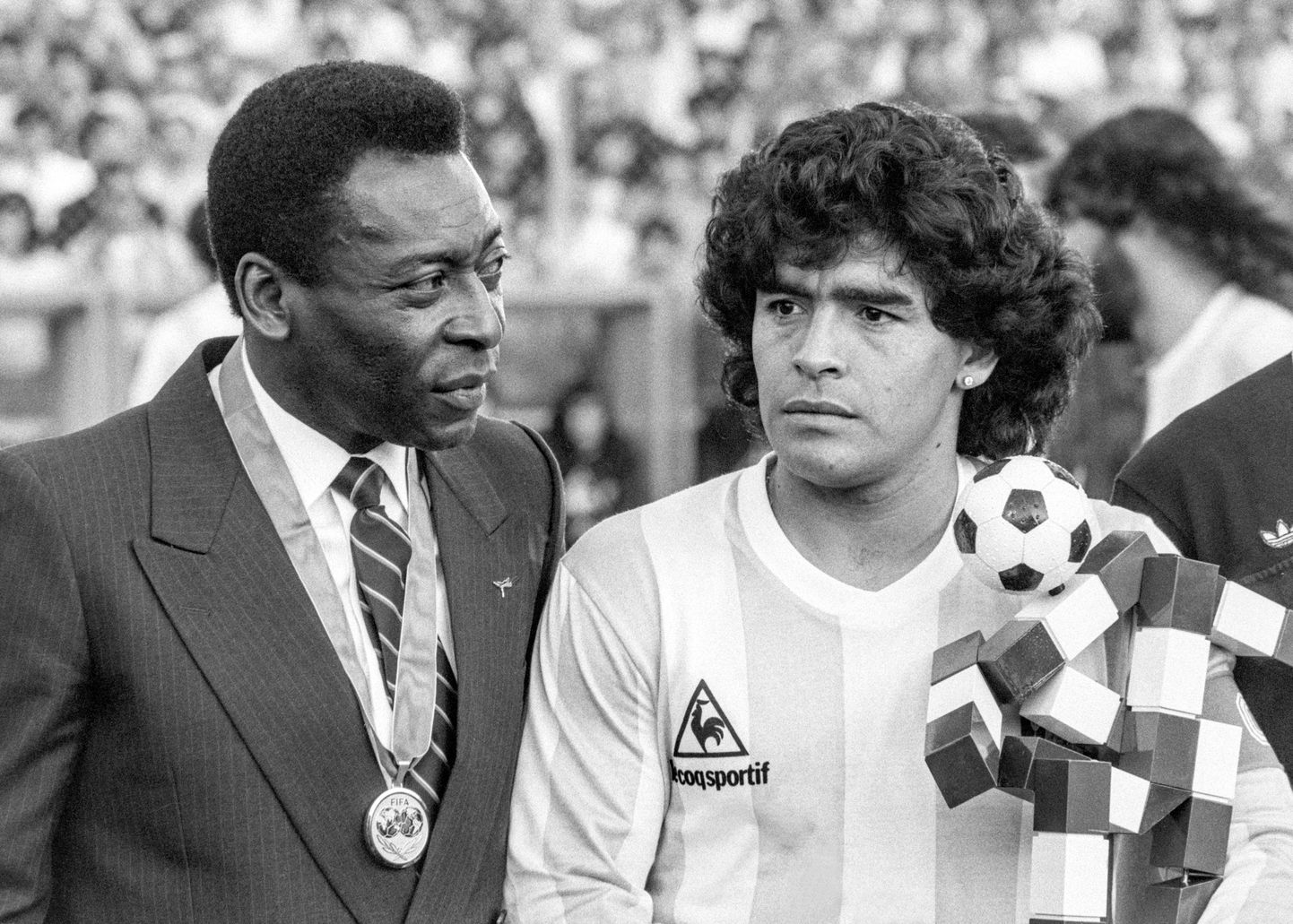 Kaks jalgpallilegendi: brasiillane Pele ja argentiinlane Diego Maradona. Foto on tehtud 1987. aasta 10. juunil Zürichis.