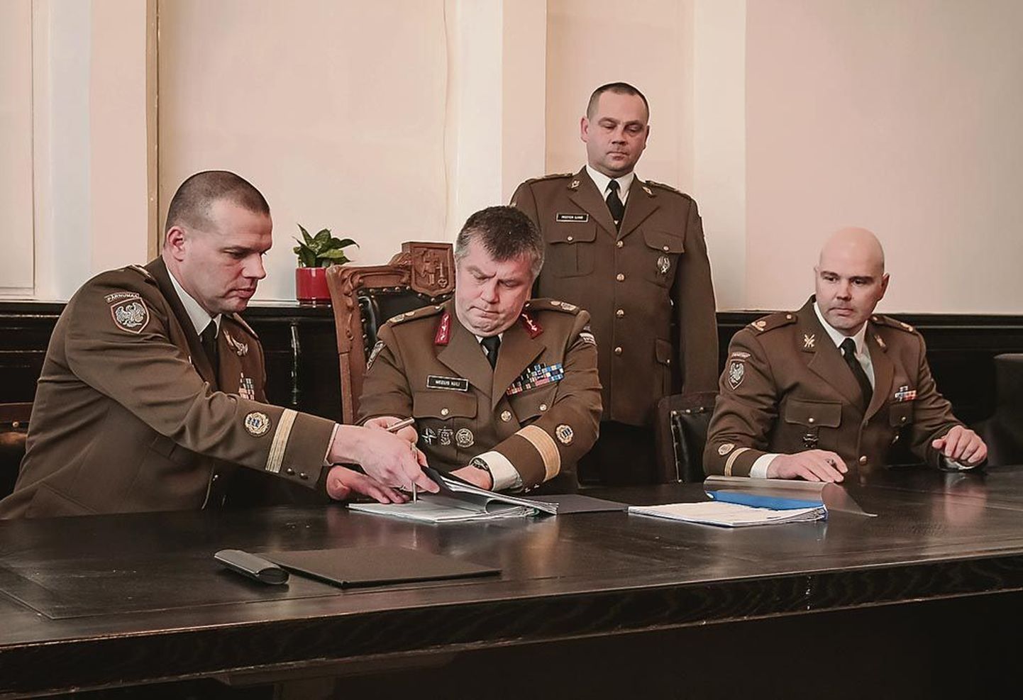 Kaitseliidu Pärnumaa maleva üleandmise-vastuvõtmise aktile kirjutavad alla (vasakult) major Mehis Born, Kaitseliidu ülem brigaadikindral Meelis Kiili ja major Tõnu Miil.