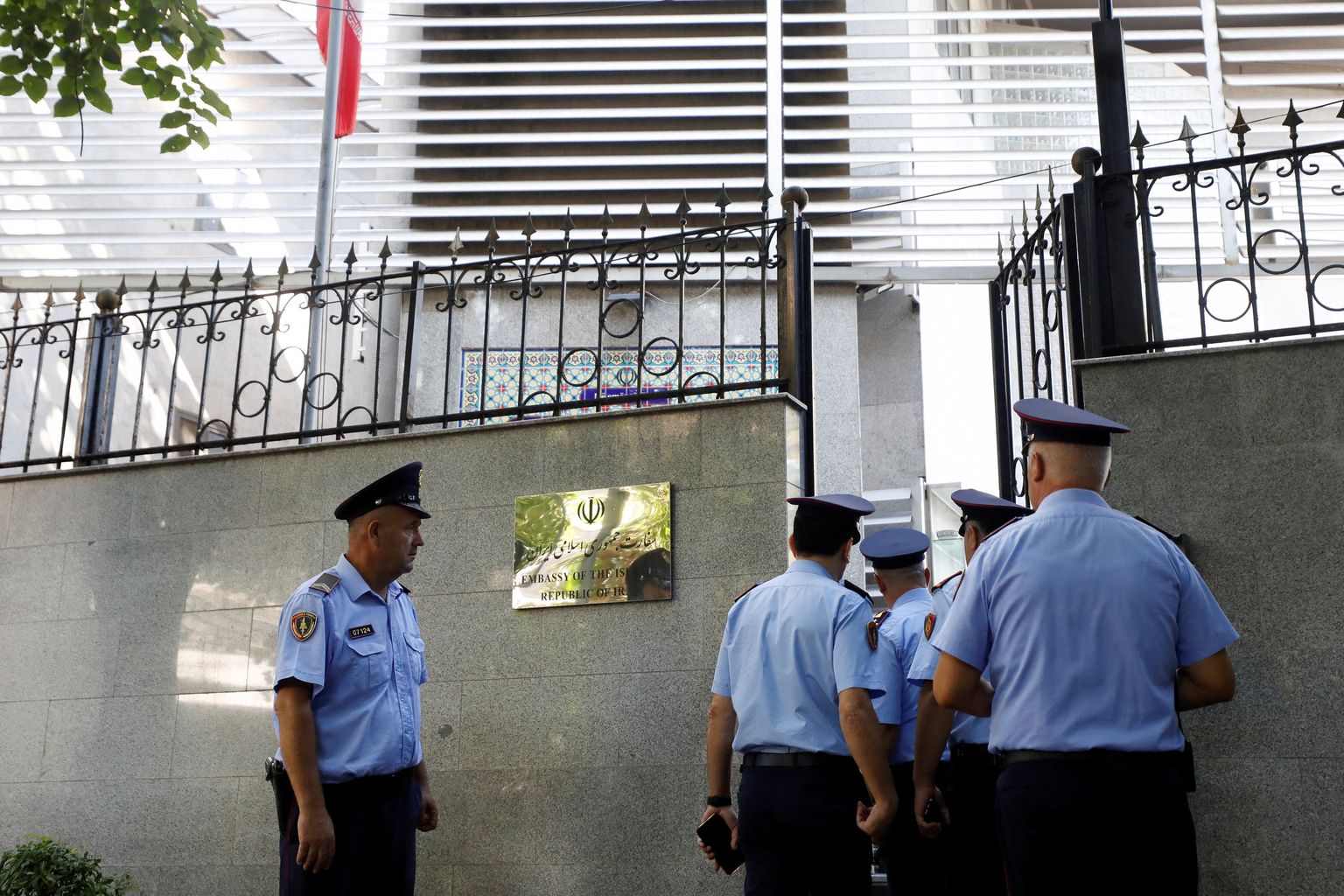 Albaania politseinikud sisenemas Iraani saatkonda Tiranas pärast diplomaatide lahkumist.