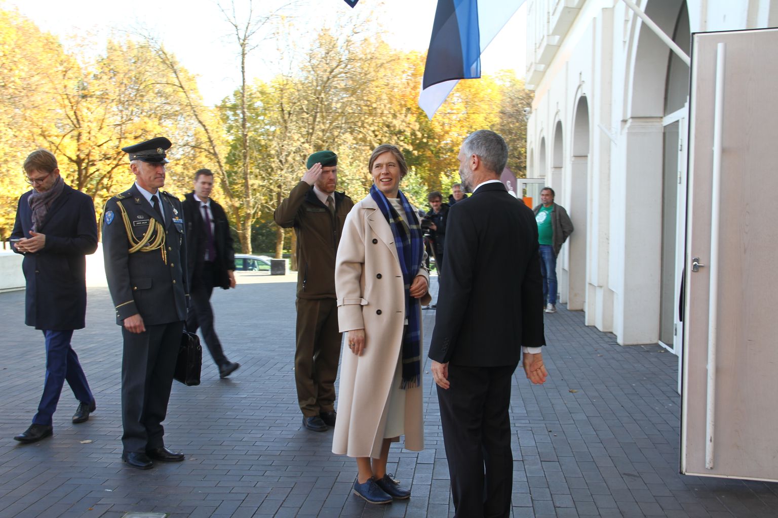 Марек Саммул встречает Керсти Кальюлайд у входа в Нарвский колледж Тартуского университета.
