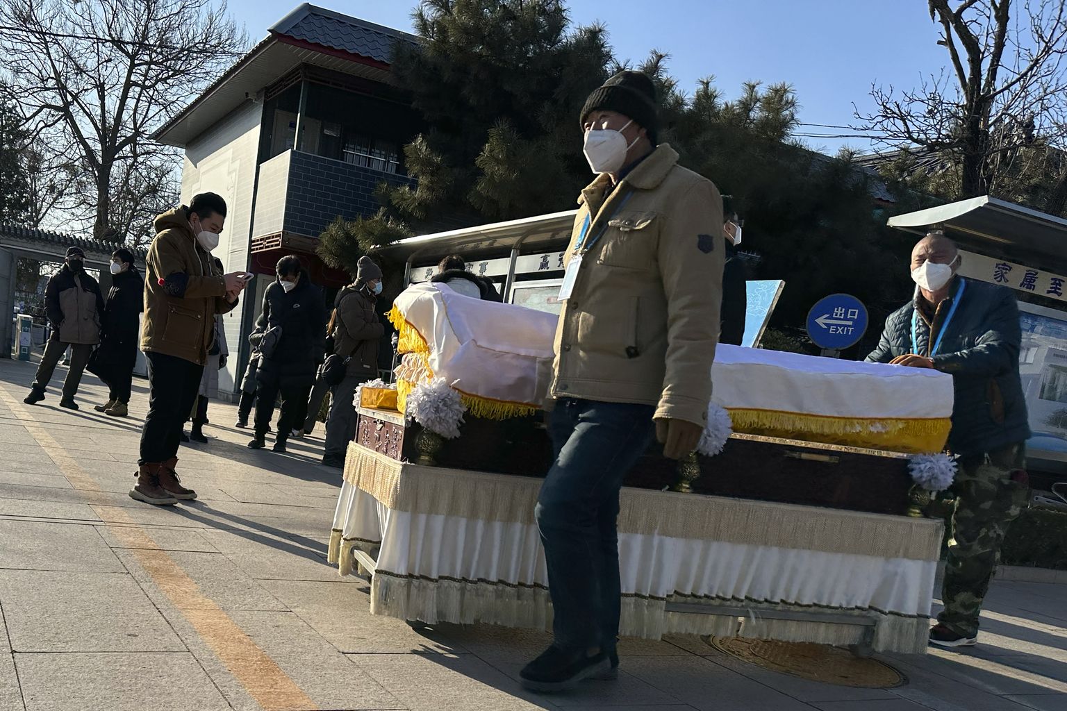 Töötajad lükkamas kirstu Pekingi krematooriumi ees.