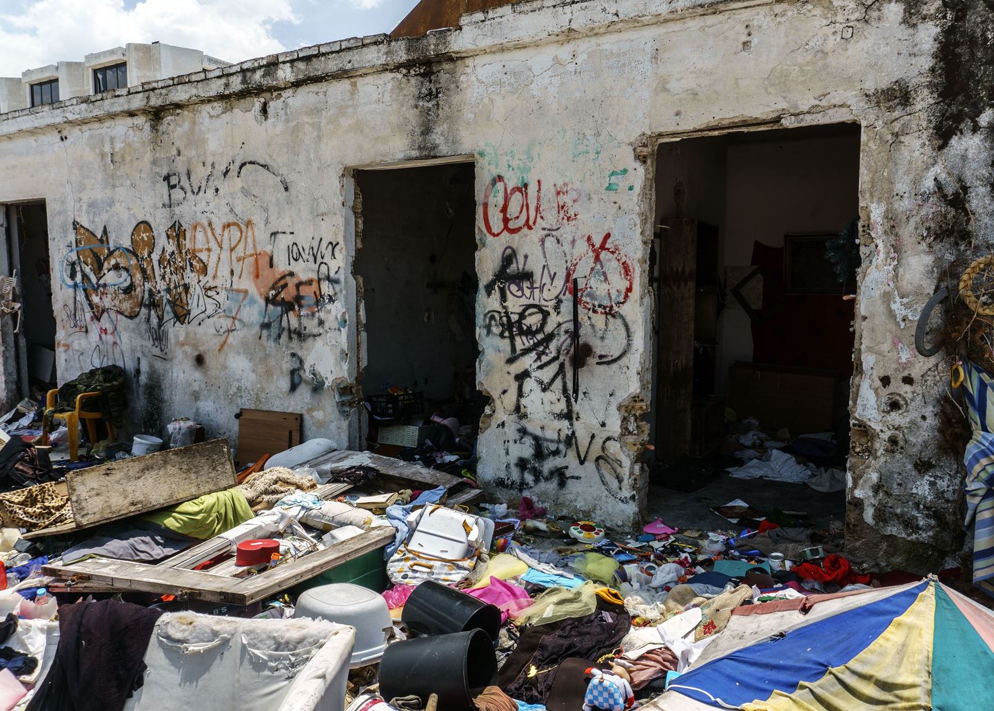 Mahajäetud isetekkeline pagulaslaager endisel Ellinikoni lennuväljal Ateenas, mille politsei juuni alguses laiali ajas. Väidetavalt oli seal elanud ligi 600 inimest.