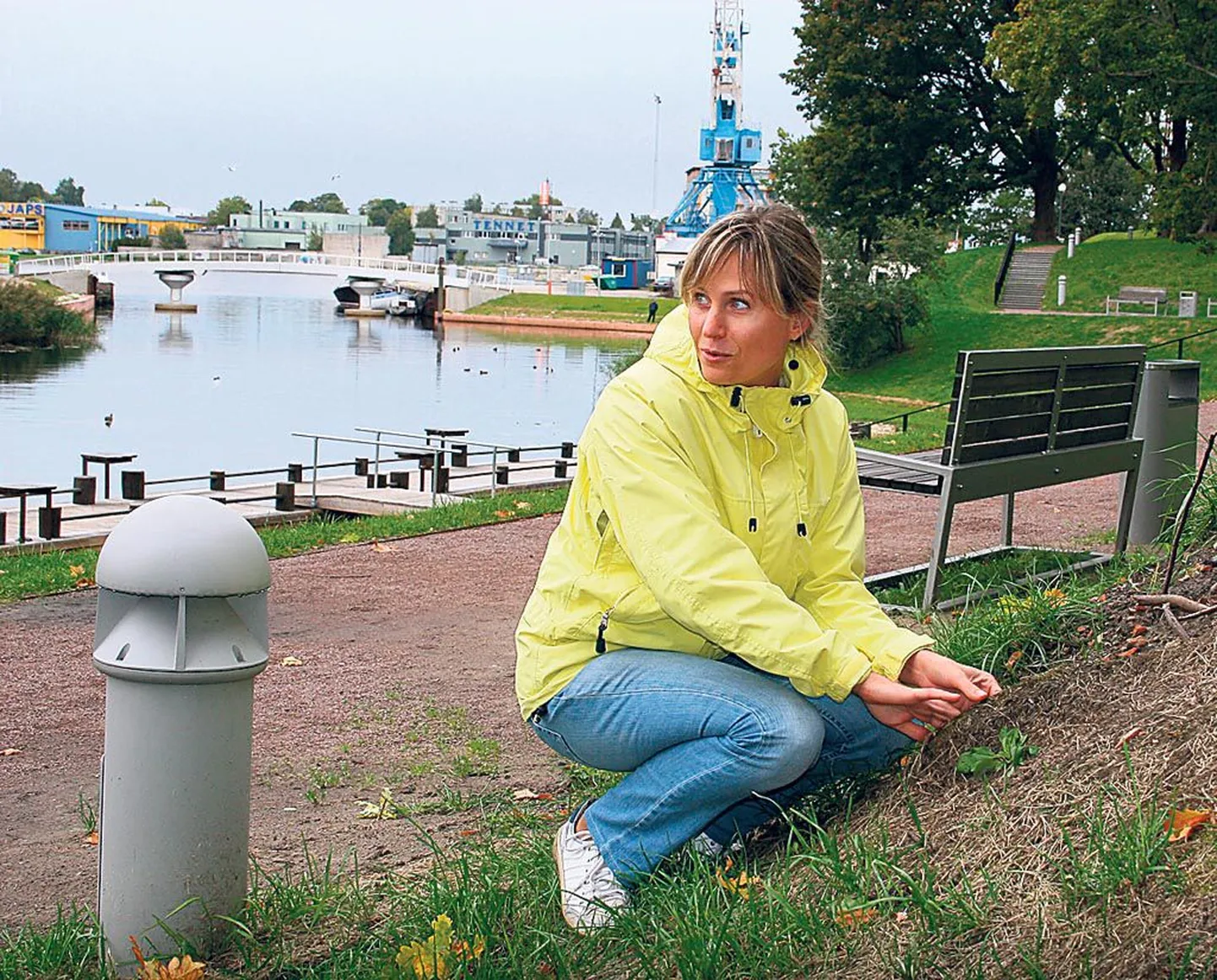 Pärnu linnaaednik Kristiina Kupper kergitas Vallikääru murukatet veel ühes kohas, kuhu kindlasti tuleb uus seeme külvata.