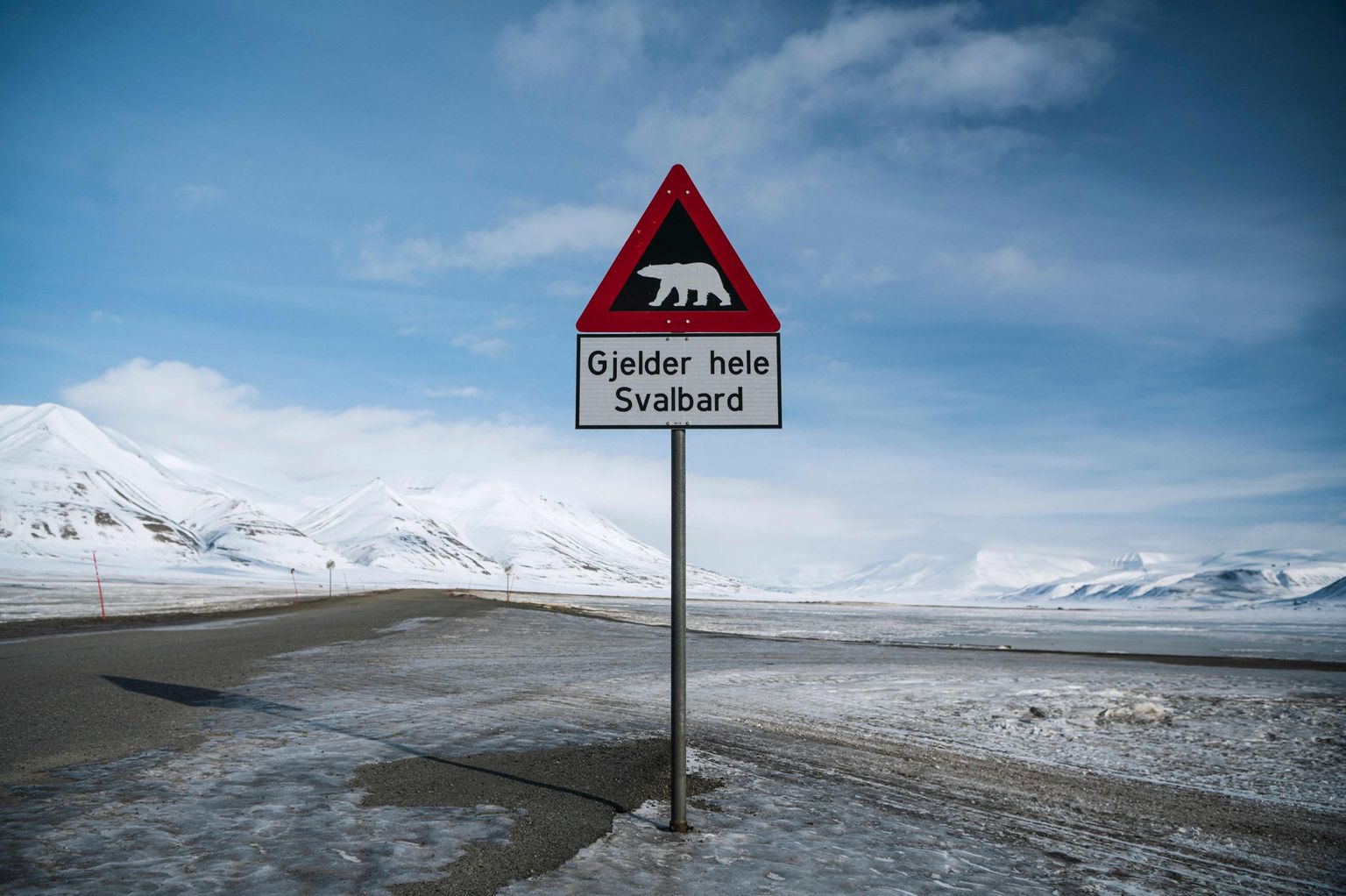 Jääkarude eest hoiatav silt Teravmägedel Longyearbyenis